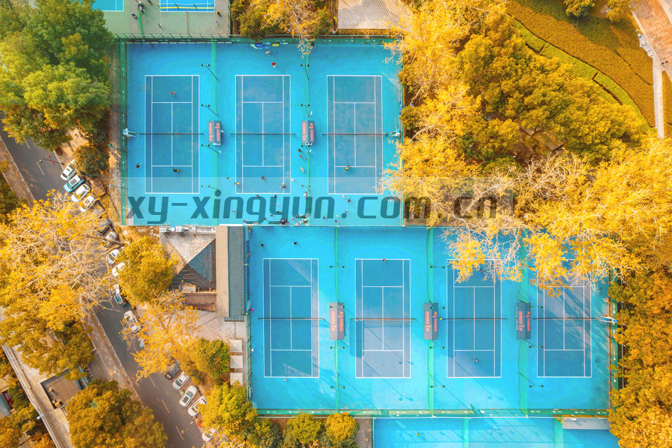 俯拍的工作台，桌面上摊开打印的赛季资料与彩色便签